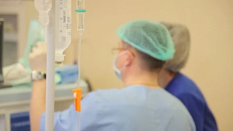Nurses are preparing the operating room for surgery. dropper with anesthesia Vídeo Stock 125471103