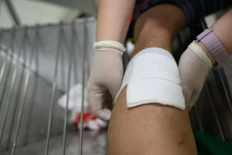 Nurses are treating a bleeding wound on the leg caused by an accident Foto stock