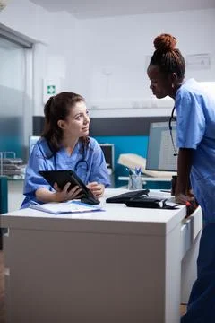 Nurses collegues working on tablet Stockfoto's