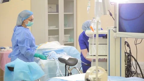 Nurses in operating room prepare medical electrical appliances before surgery. Stock-Footage 125470710