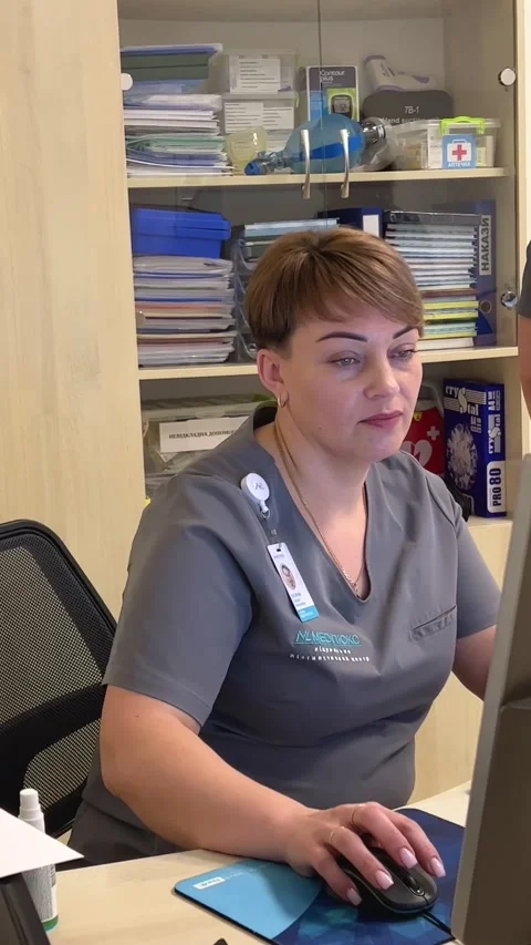 Nurses working at the computer in the hospital room latest wireless cardiogram Video stock 245439751