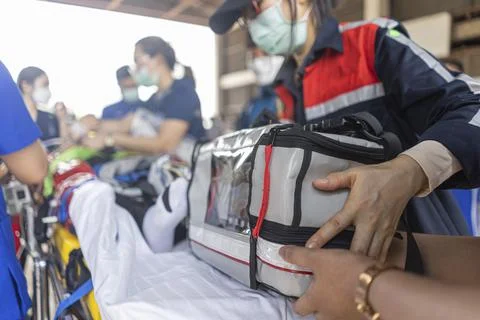 Nursing staff are practicing caring for patients on the stretcher. Stock-Fotos