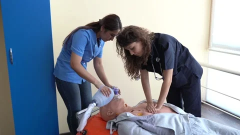 Nursing students are learning how to rescue the patients in emergency 库存影片 152828619