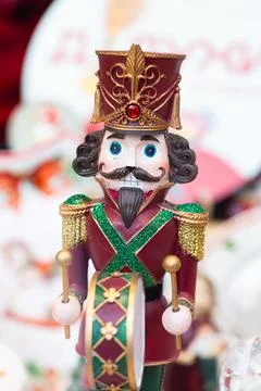 Nutcracker Drummer Figurine with Elaborate Uniform and Christmas Decoration Foto stock
