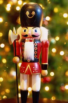 Nutcracker soldier with a Christmas tree in the background. Foto stock