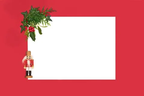 Nutcracker Toy with Xmas Winter Greenery and Holly Foto stock