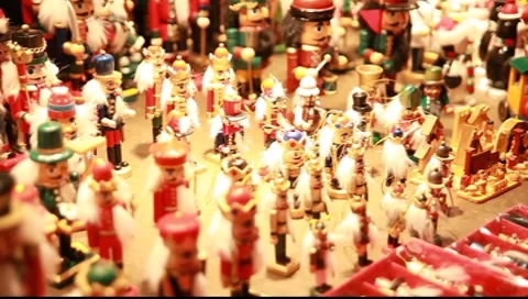 Nutcrackers on the christmas market (total) Stock-Footage 7905464