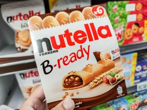 Nutella B-Ready chocolate bars nox on Supermarket shelves.Nutella is the bran Stock-Fotos