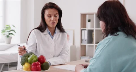 Nutritionist Planning a Personalized Diet Program for Patient 库存影片 312698901