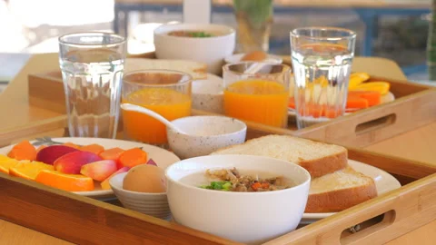 Nutritious breakfast spread featuring fresh fruit, sliced bread, 库存影片 289005250