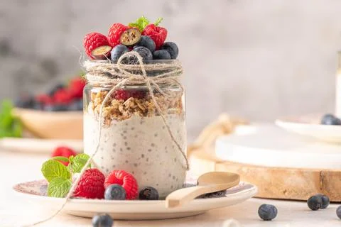 Nutritious chia seed pudding layered with granola and topped with vibrant r.. Stock-Fotos
