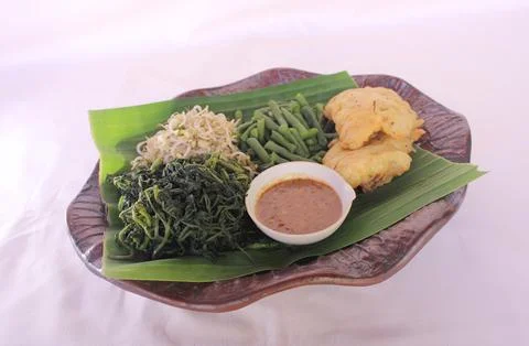 Nutritious Vegetable Salad with Savory Peanut Sauce and Fritters Fotos de archivo