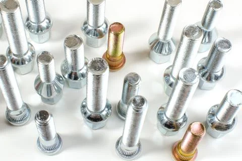 Nuts and upright studs and bolts for a car on a table Foto stock