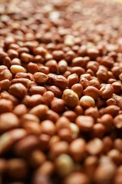 Nuts background. In skin peanuts raw, peanut snacks Foto stock
