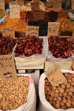Nuts, dates, raisins offered on the local market in Amman, Jordan Foto stock