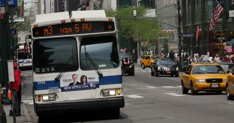 NY 5th ave traffic bus 24P 4K Stockbeeldmateriaal 40336646