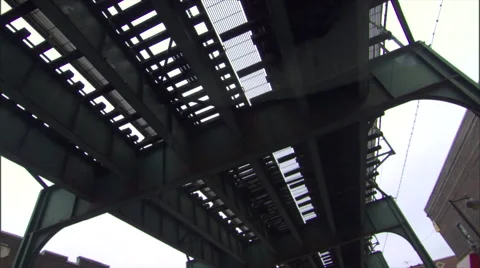 NY-elevated train from below day 스톡 동영상 46991098