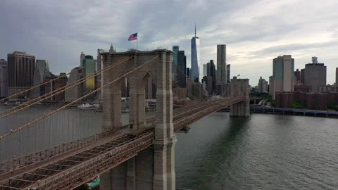 NYC Brooklyn Bridge skyline tower flyaway slow Vídeos de archivo 201896214