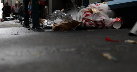 NYC Gutter Filled With Trash Vidéo 127059488