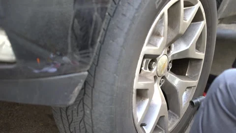 NYC ManChanges Tire on Street Stockbeeldmateriaal 170782620