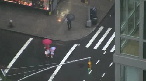 NYC pedestrians in the rain Video stock 9440533