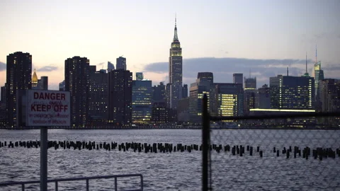NYC Skyline from Brooklyn with Danger Keep Off Sign Stockbeeldmateriaal 171472504