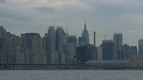 NYC skyline with view of Empire State Building, East River and FDR Drive, day. Vídeo Stock 108786509