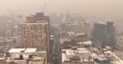 NYC Smoke From Canada Midtown Stockbeeldmateriaal 243233408