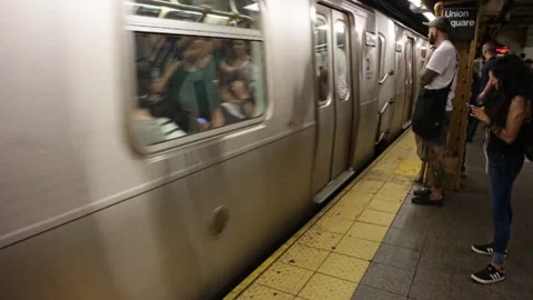 NYC subway train pulls into station during rush hour Stock-Footage 133077433
