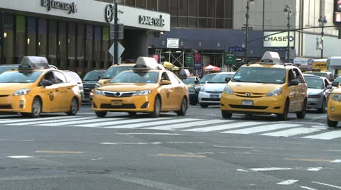NYC Taxi Cabs at Intersection Vídeo Stock 25734035