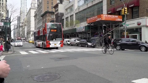 NYC traffic crossing intersection in slow motion Video stock 76194106