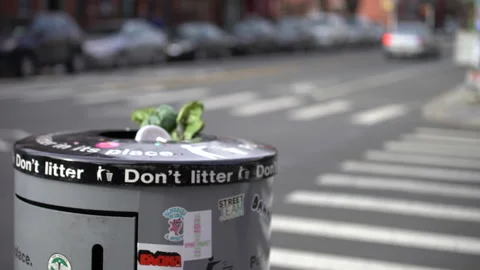 NYC Trash Can - Handheld Stockbeeldmateriaal 170782884