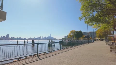 NYC Waterfront Walk: Manhattan Skyline and Riverside Path 스톡 동영상 293001653