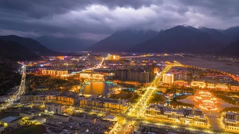 Nyingchi valley lights beneath heavy evening clouds Vidéo 345876125