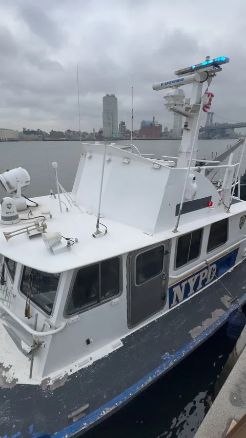 An NYPD Harbor Unit SCUBA support launch is docked along East River Park Видео 343320054