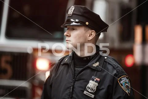 NYPD Police officer in NYC Stock Photos