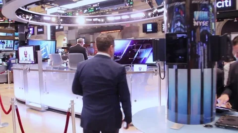 NYSE trading floor walking tracking shot handheld-continued 스톡 동영상 71963192