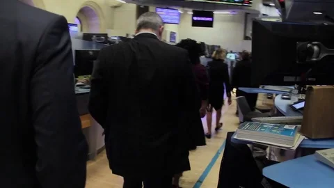 NYSE trading floor walking tracking shot handheld-continued 스톡 동영상 71963196