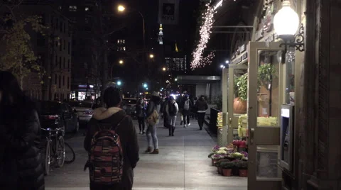 NYU students walking at night outside grocery store ATM University Place NYC 4K 库存影片 58478799