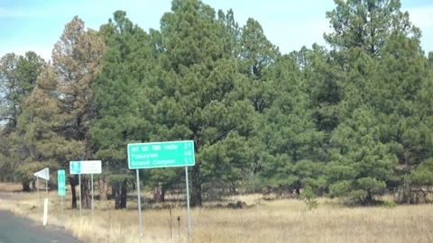 Oad signs indicating directions to Grand Canyon and cities in Arizona in sl.. Vídeos de archivo 280162009