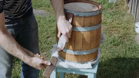 Oak Barrel. Opening the barrel with a chisel and hammer 库存影片 151202980