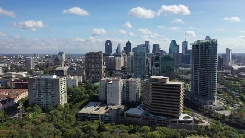 Oak Lawn Office Blocks Toward the Downtown Dallas Skyline Vidéo 98055464