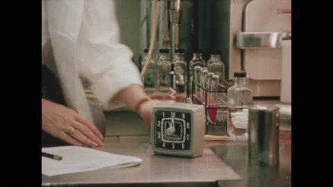 OAK RIDGE - 1964 - A scientist sets a timer for an experiment about radiation's Stockbeeldmateriaal 312874888