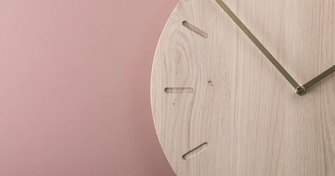 Oak wall clock time lapse. One hour with smooth camera zoom out effect. 스톡 동영상 122304610