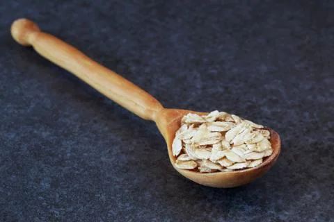 Oat flakes in a spoon 库存照片