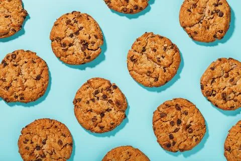 Oatmeal cookies on a blue background with a pattern in the form of a pattern. Foto stock