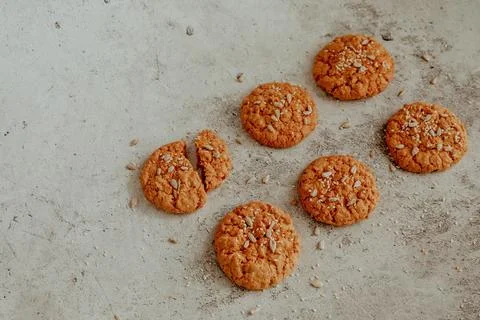 Oatmeal cookies on a gray pattern background Foto stock