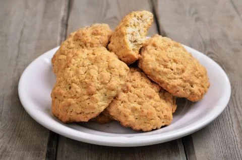Oatmeal cookies on rustic table Foto stock
