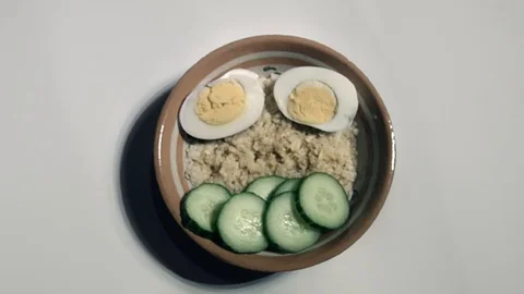 Oatmeal with egg and cucumbers 動画素材 102588593
