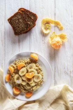 Oatmeal with fruit for breakfast 库存照片